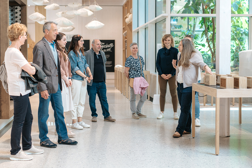 Gruppe bei geführter Tour durch Grüne Erde Welt