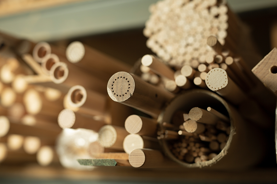 Hölzerne Stiele gestapelt in einem Regal