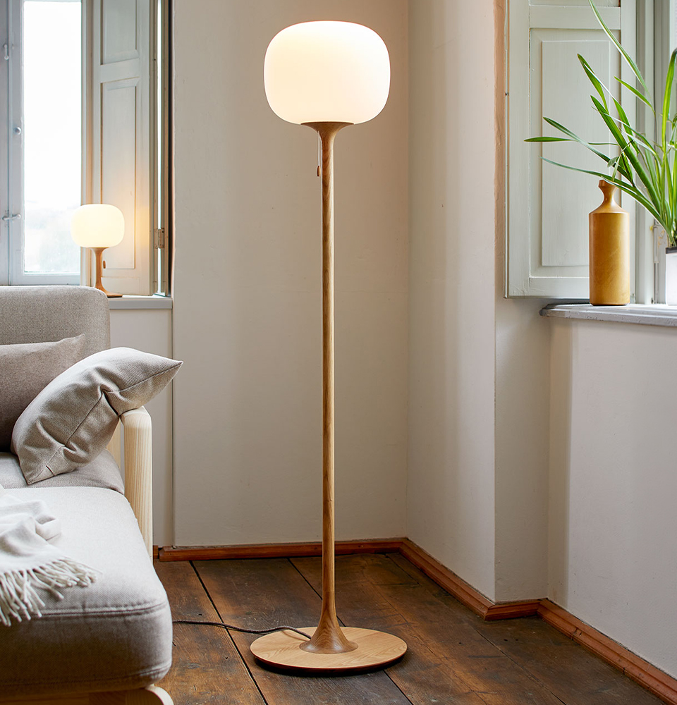 Stehleuchte Tando beleuchtet im Wohnzimmer