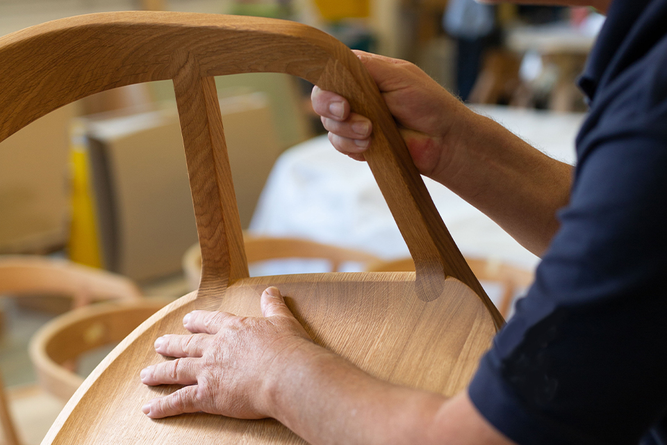 handwerkliche Bearbeitung eines Holzstuhls