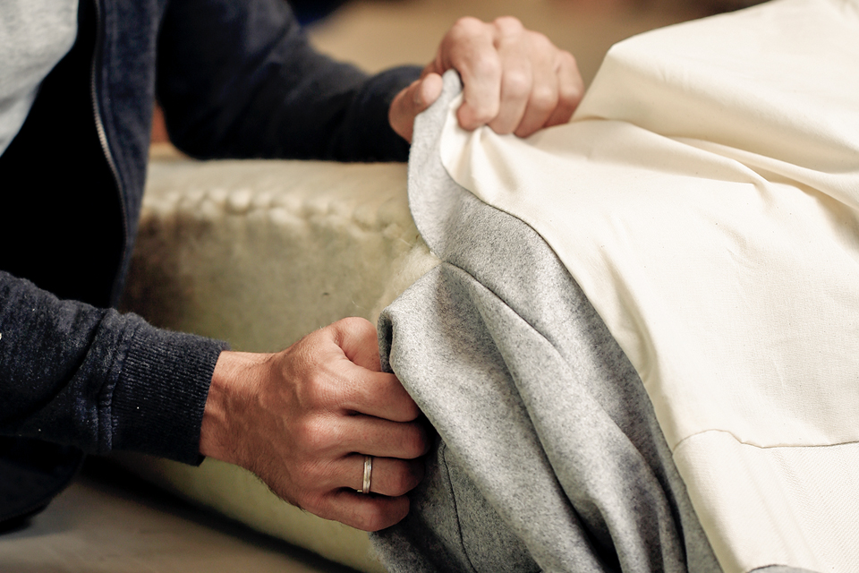 Mitarbeiterin bei der Sofaherstellung