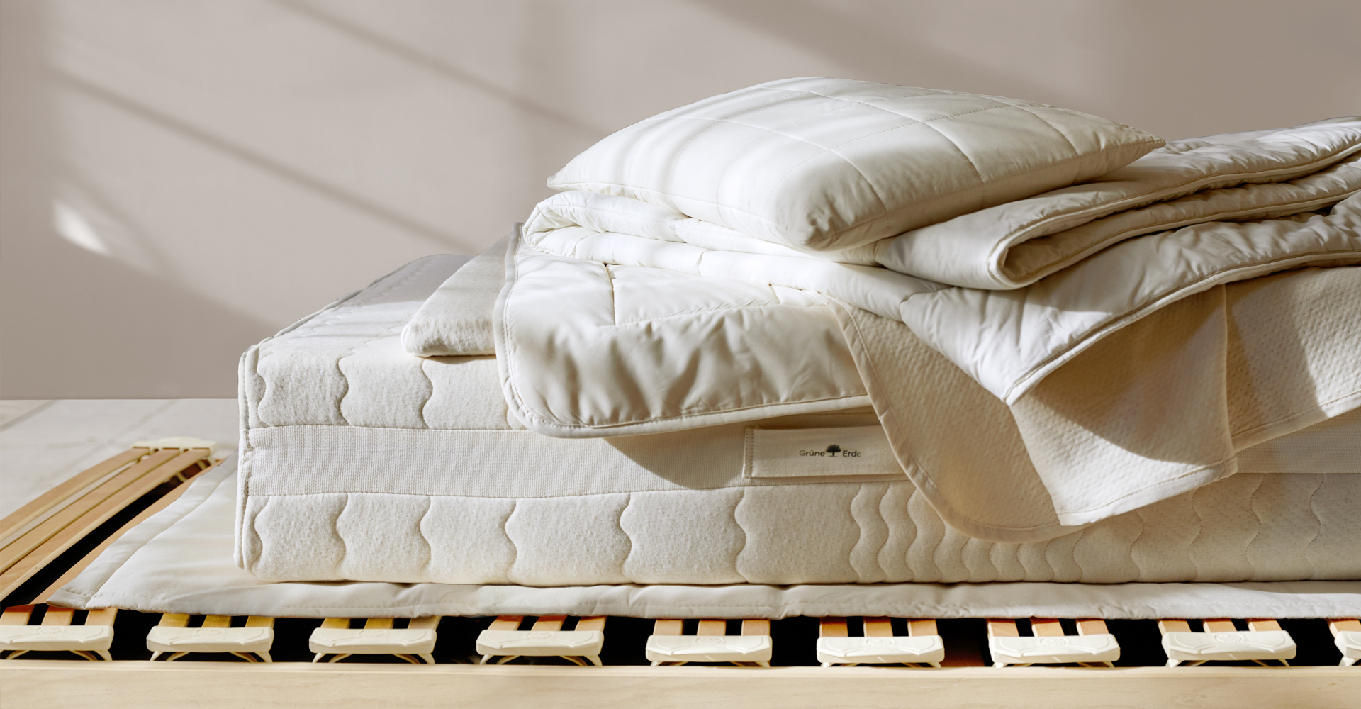 Ökologische Schlafprodukte liegen auf einem hochwertigen Lattenrost