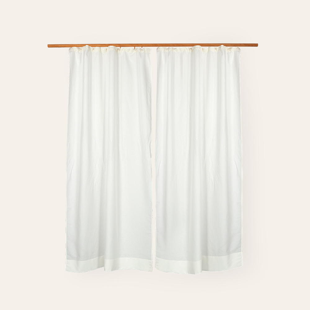 Weißer Vorhang auf Holz-Gardinenstange auf weißem Hintergrund