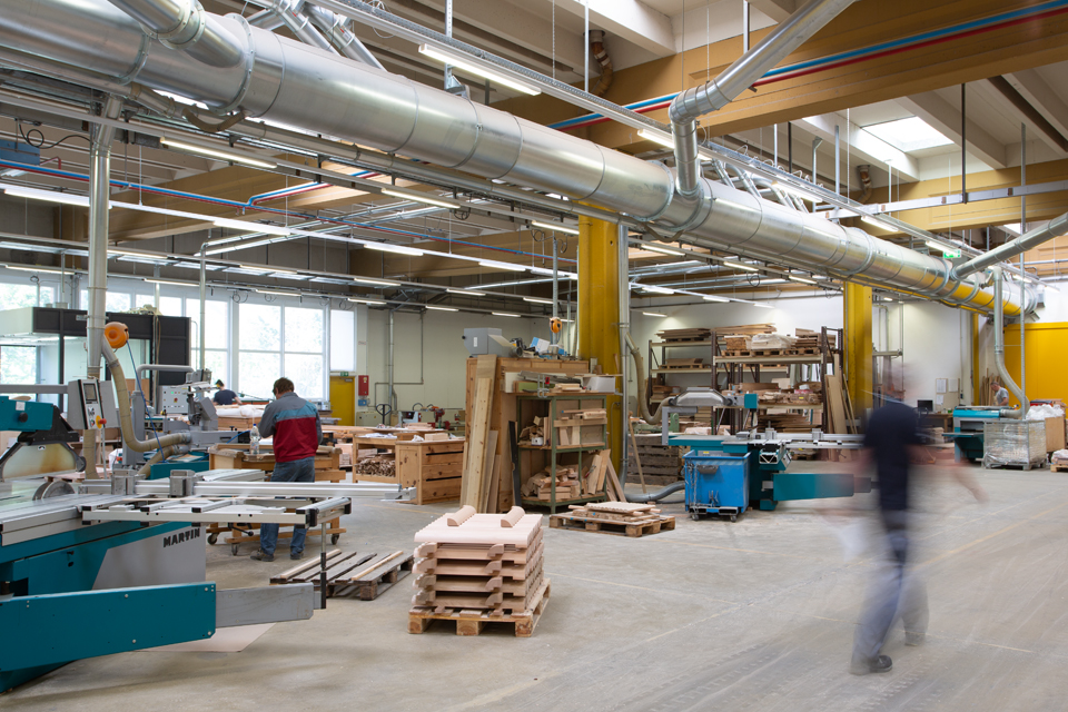 Einsicht in die Produktionshalle der Terra Möbel