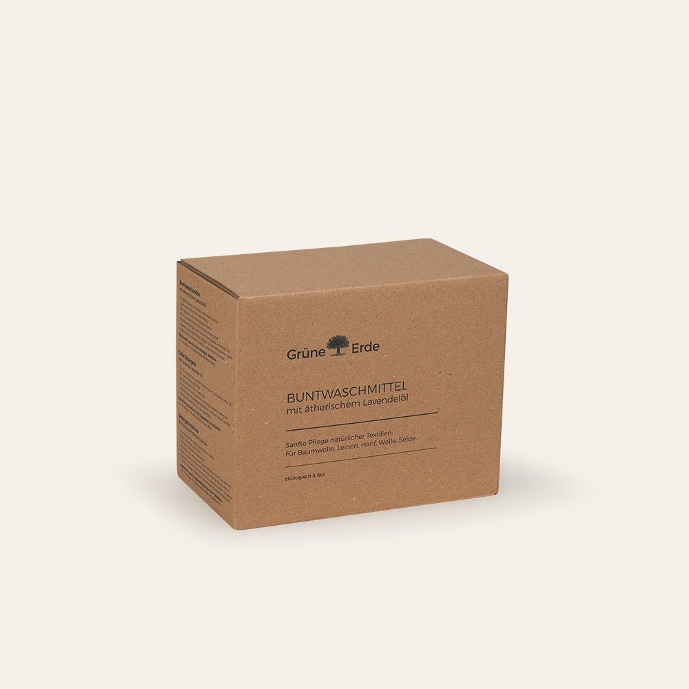 Bio Waschmittel in Kartonverpackung vor weißem Hintergrund