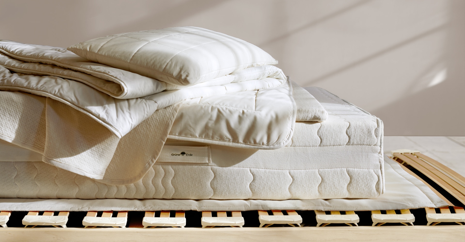 ökologische Schlafprodukte auf einem Lattenrost