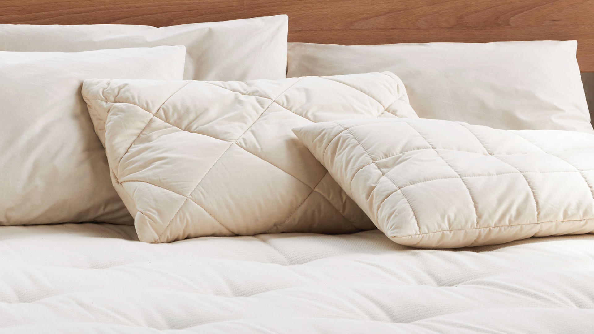 Kopfkissen im Bett liegend