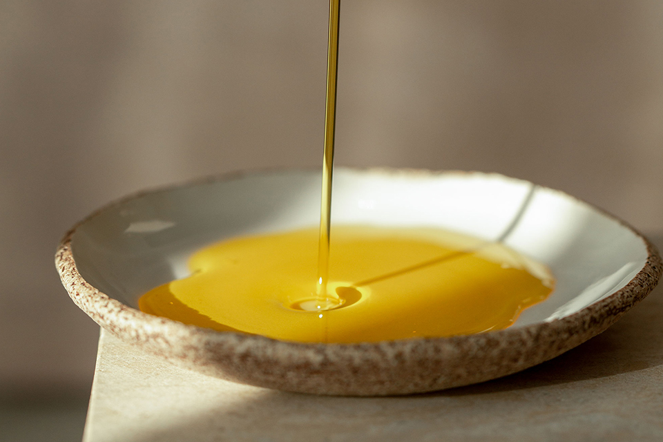Öl wird in eine Keramikschale gegossen
