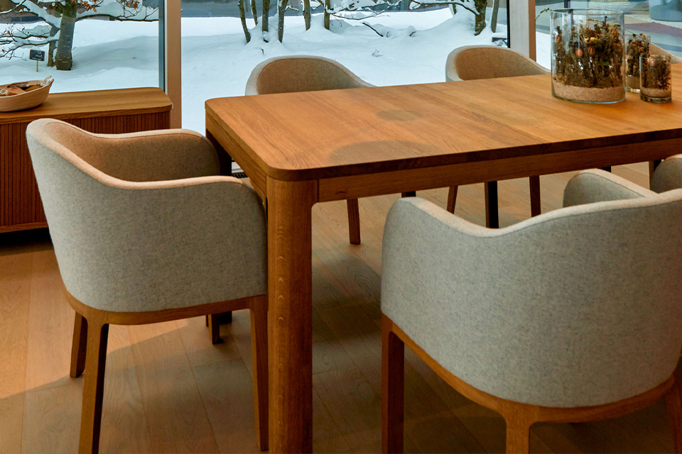 Holz Esstisch mit gepolsterten Stühlen in warmem Innenraum
