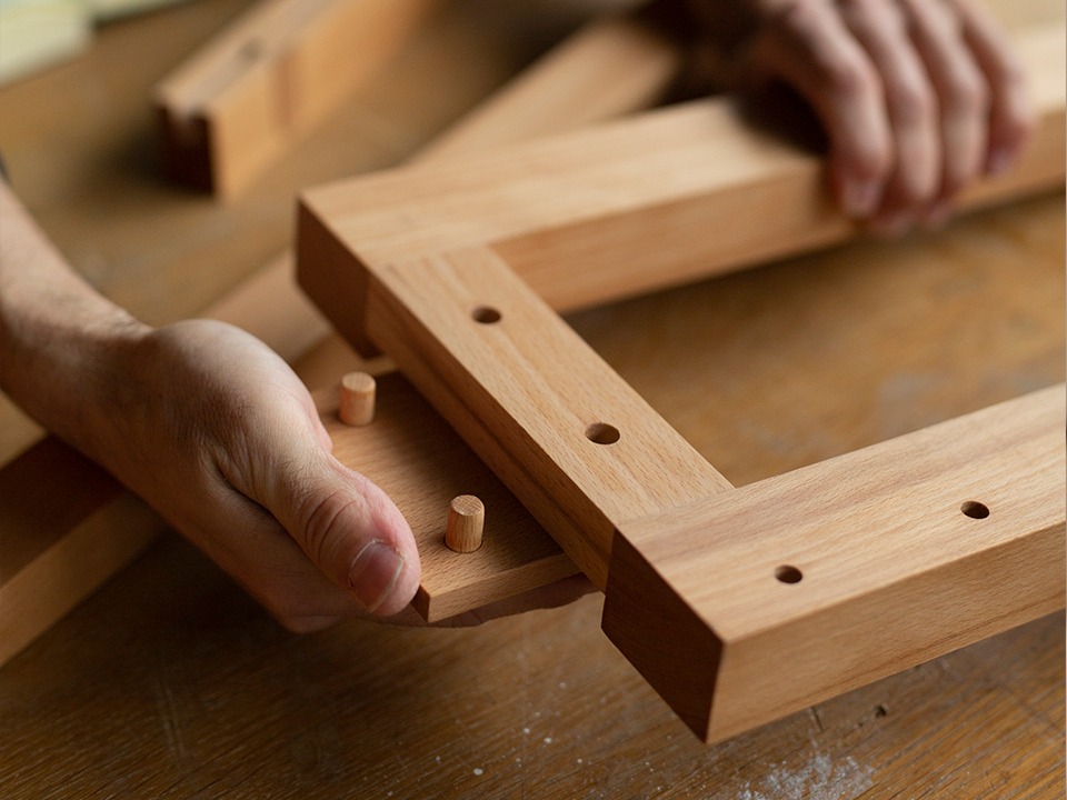 Hände bei der Fertigung eines Möbelstücks