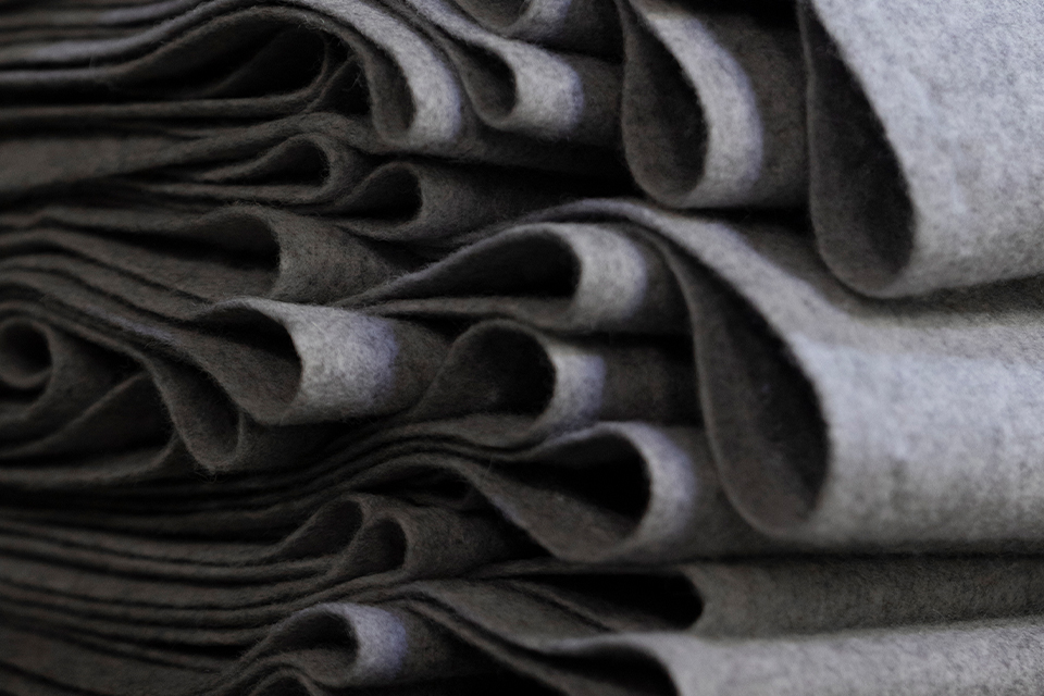 Dunkelgraues Material aus Stoff