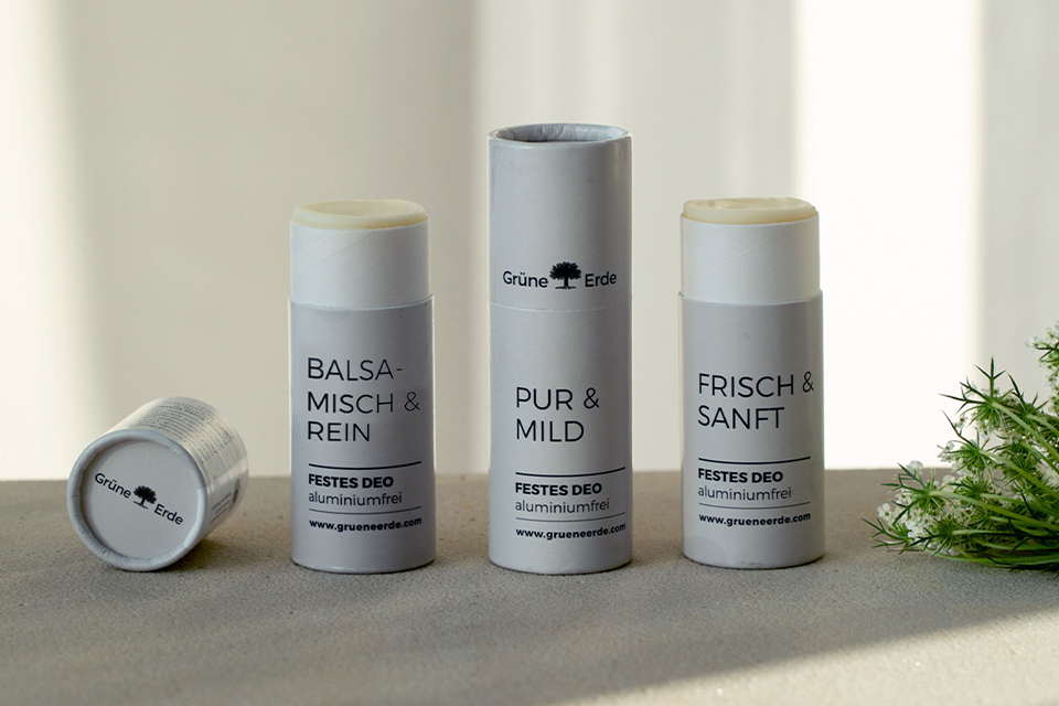 Drei feste Deos in grauen Verpackungen nebeneinander