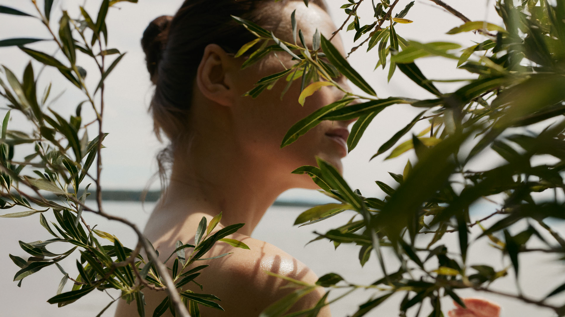 Frau wird von Pflanzen verdeckt