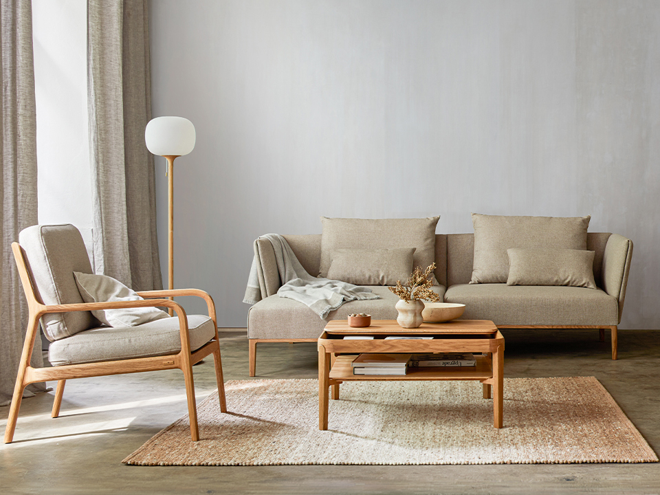 Sofa Lorea mit Polstersessel im Wohnzimmer