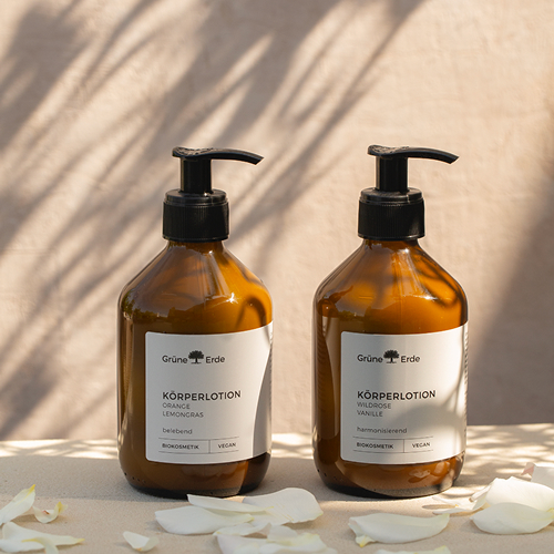 Zwei Körperlotionen in braunen Glasflaschen