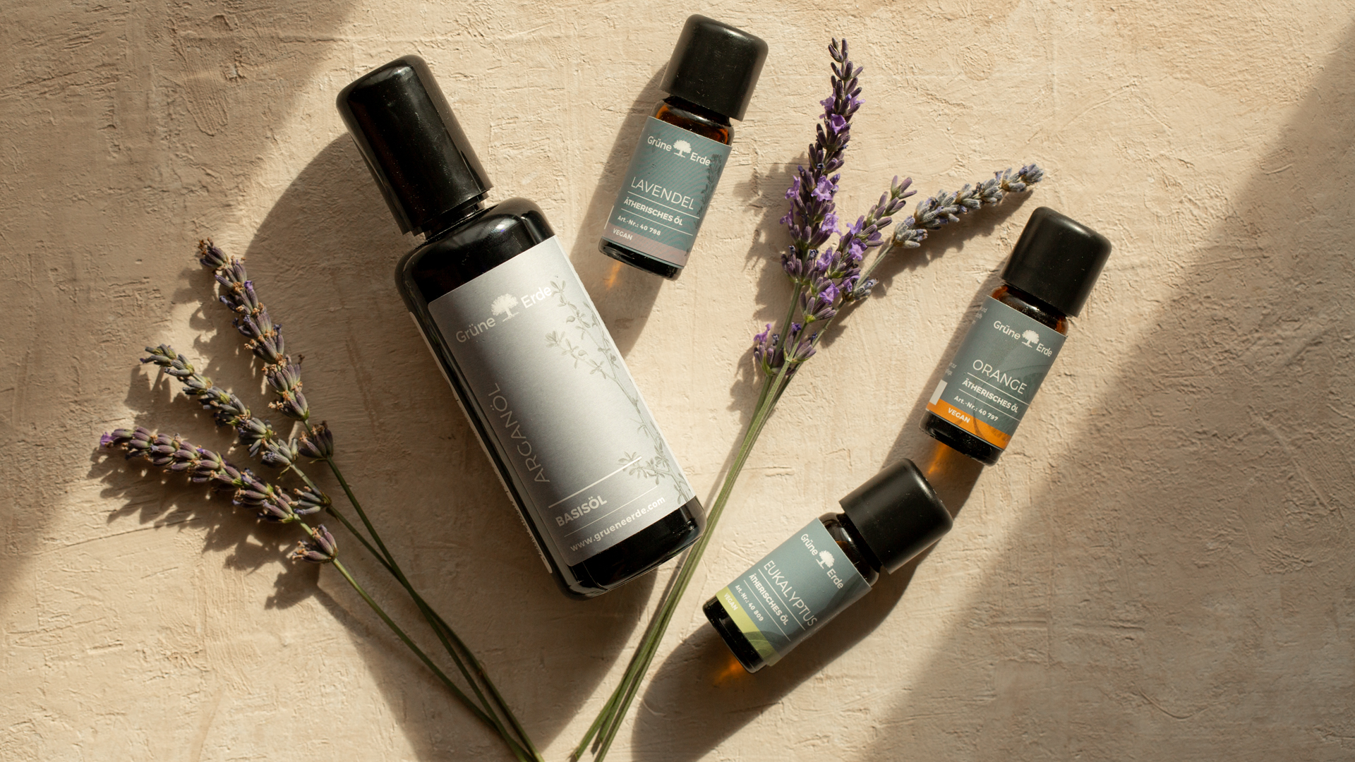 Basisöl und Aromaöle mit dekorativen Blumen