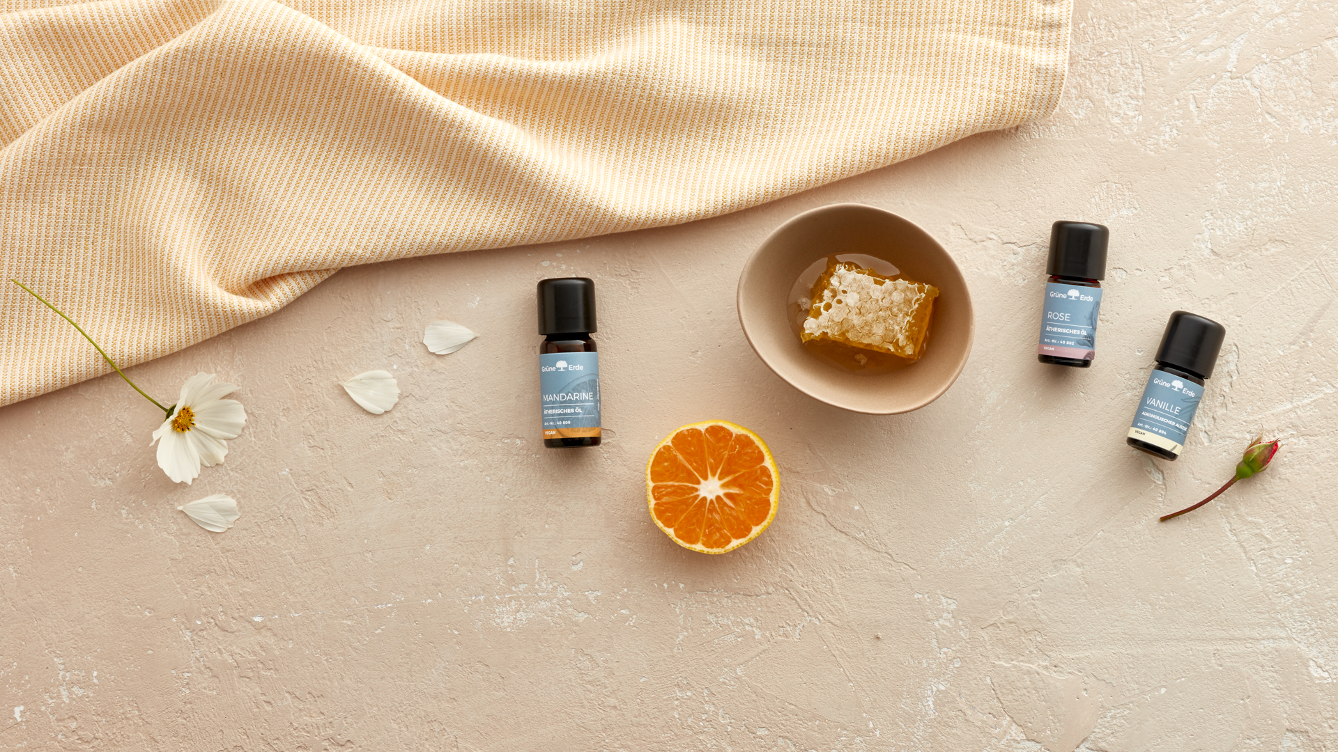 Ätherische Öle neben einer Orange