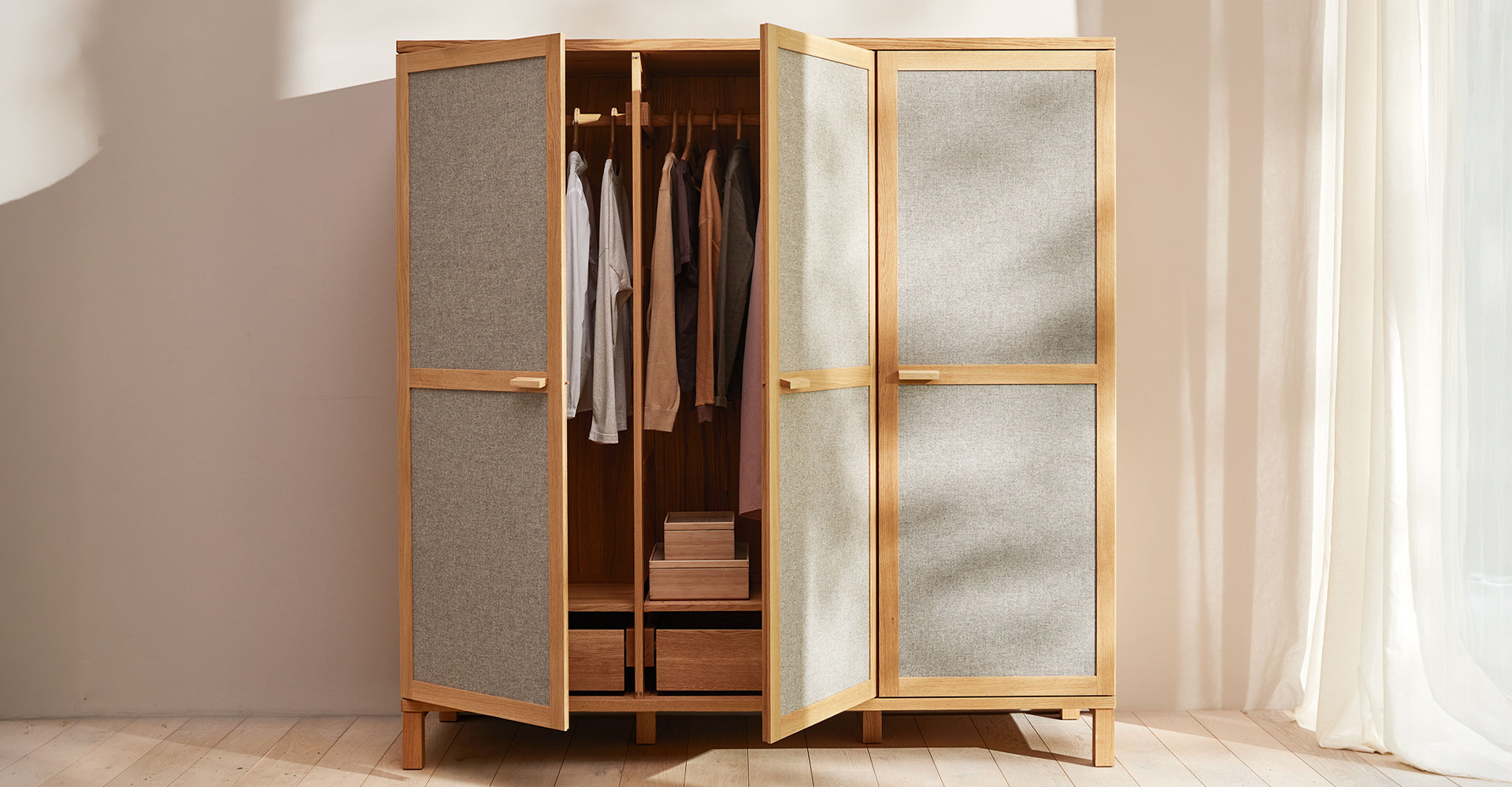 Massivholz Kleiderschrank 3 türig mit Wollstoff