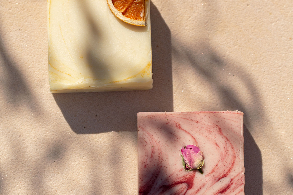 Feste Zitronen und Rosen Körperbuttern im Sonnenlicht