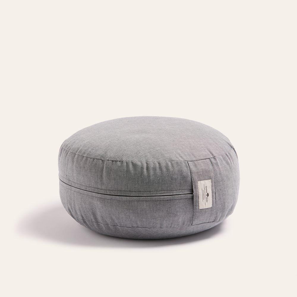 Yogakissen vor weißem Hintergrund