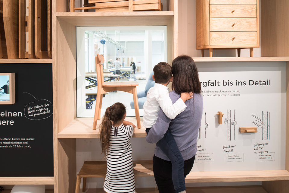 Mutter mit Kinder sehen in die Matratzenproduktion