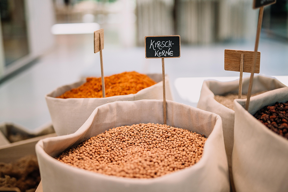Offene Säcke mit verschiedenen Körnern im Store