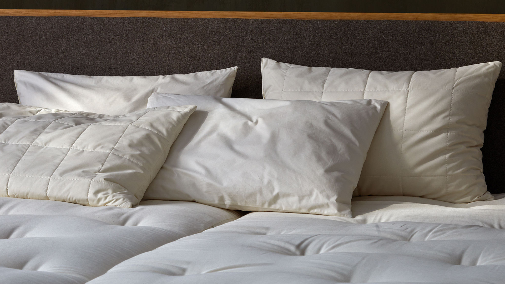 4 verschiedene Schlafkissen auf hochwertigen Naturmatratzen