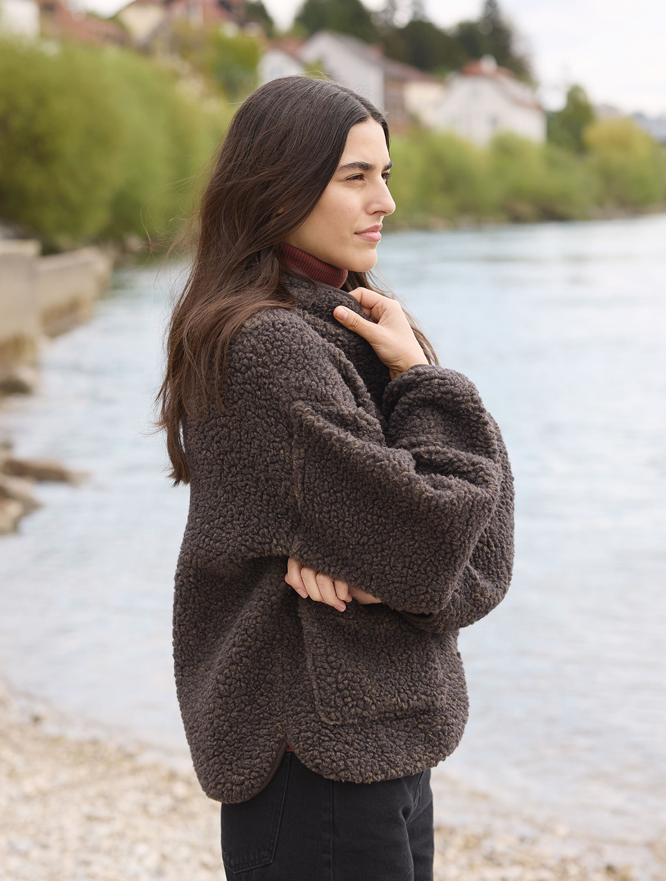 Frau in dunkelgrauer Wolljacke