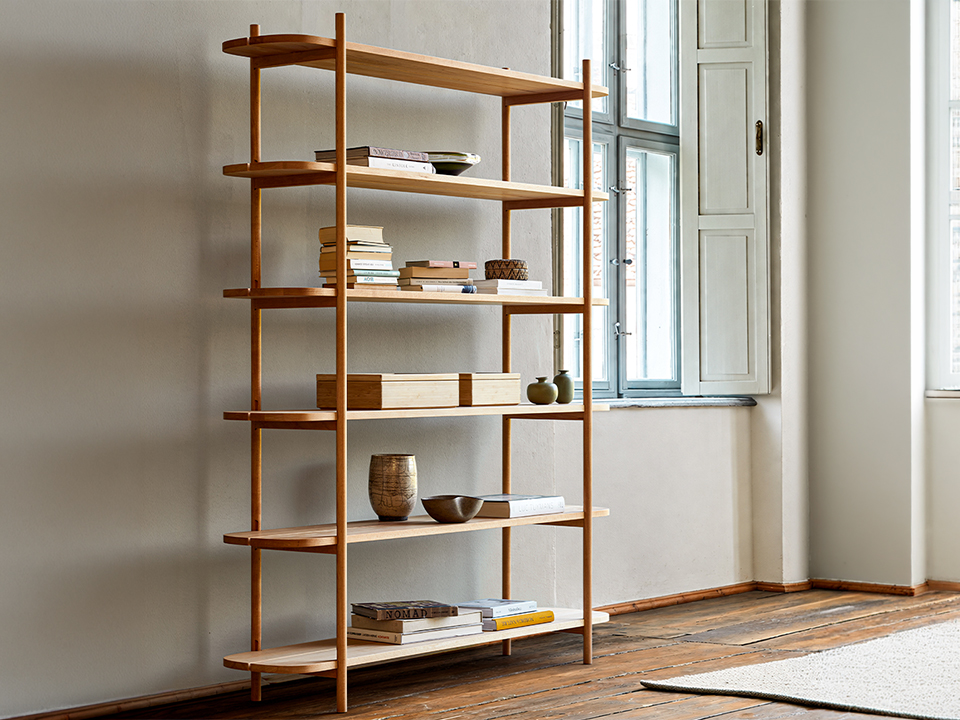 Regal Tonda gefüllt mit Büchern und Accessoires