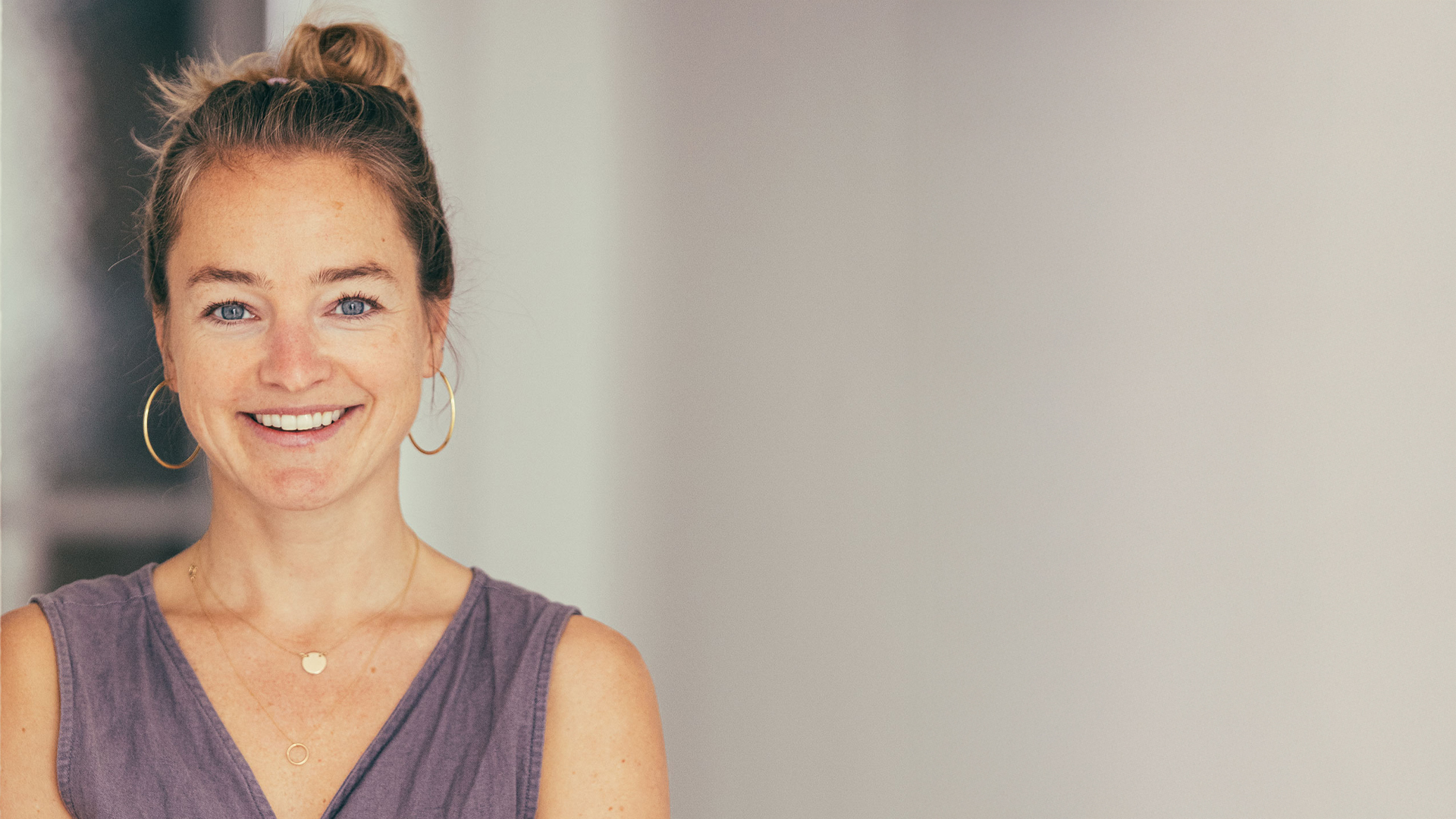 Lächelnde Frau steht im Raum