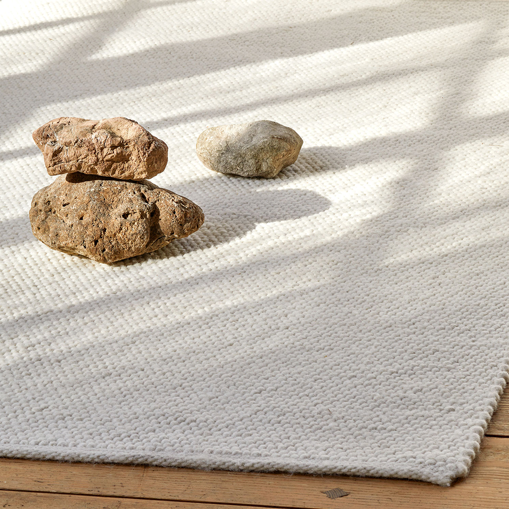 Detailansicht Teppich aus Wolle mit Steine als Dekoration