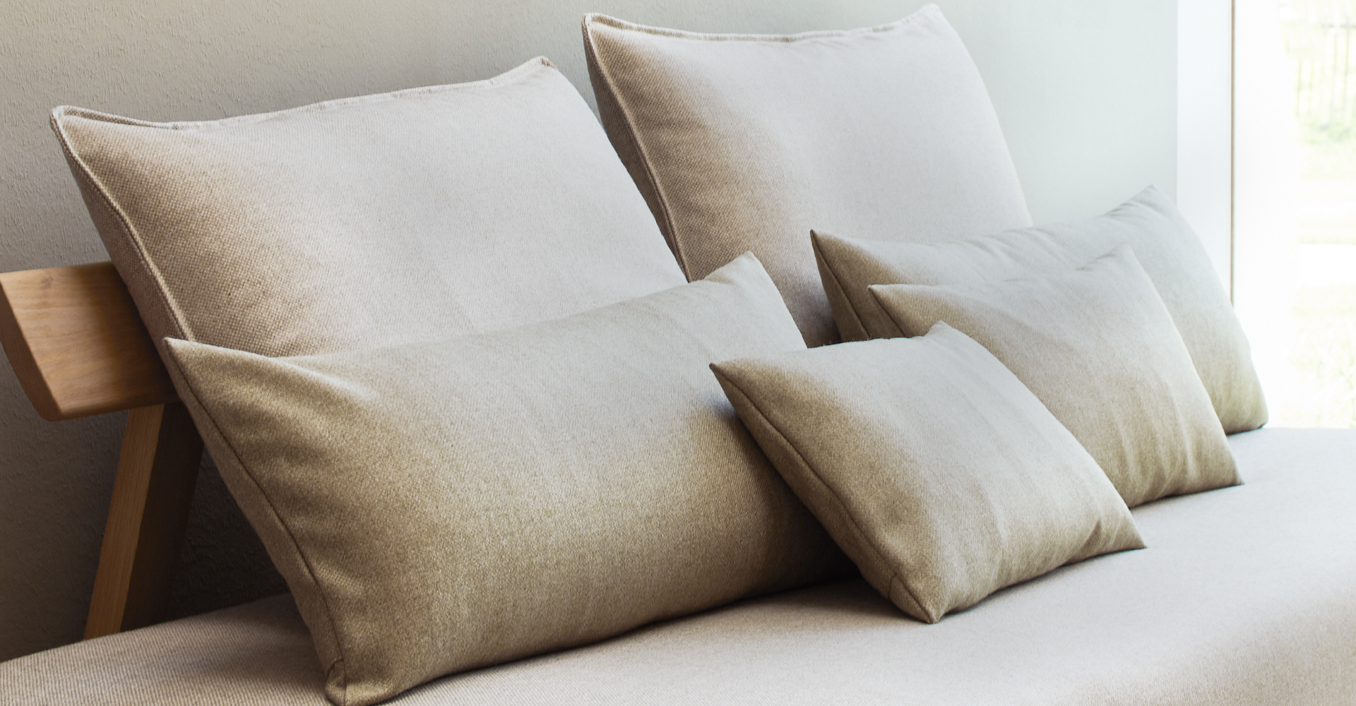 Sofakissen in unterschiedlichen Größen auf Sofa