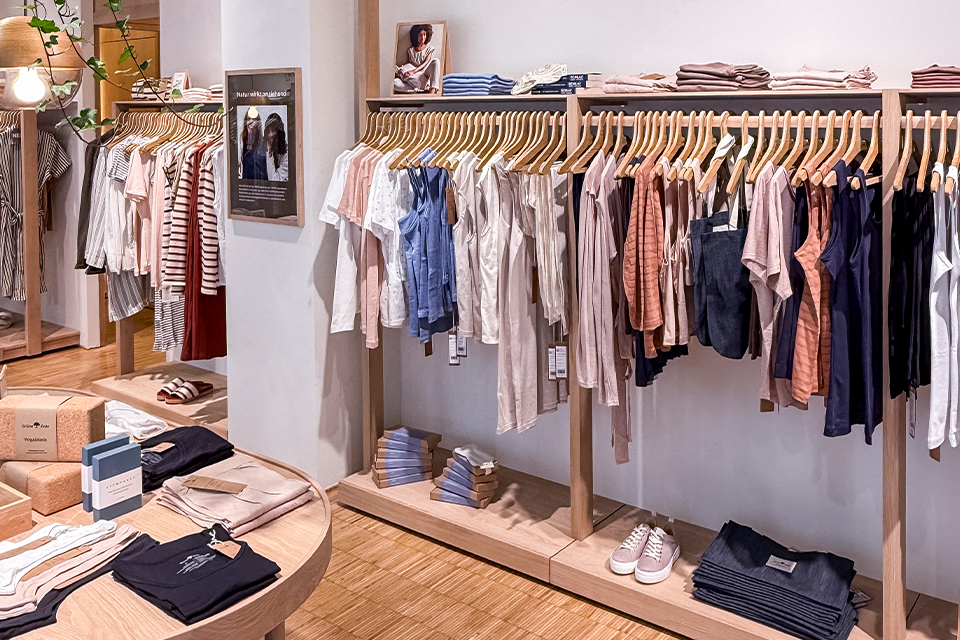 Kleidungssortiment im Grüne Erde Store in Köln