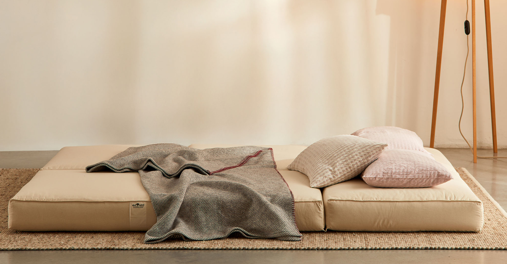 Matratze mit Schlafkissen und Wohndecke