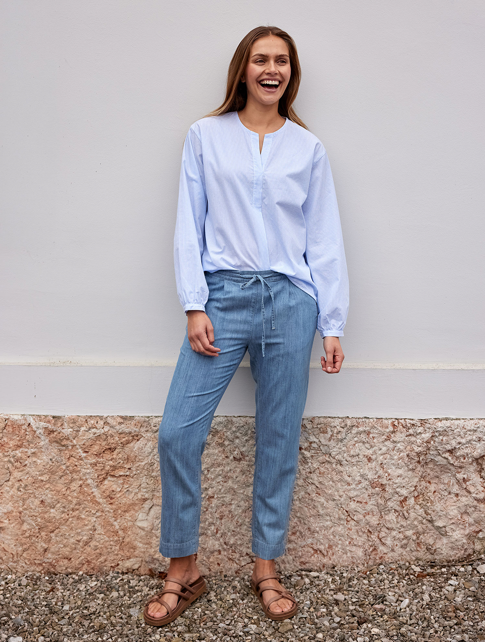 Frau in blauer Bluse und Hose