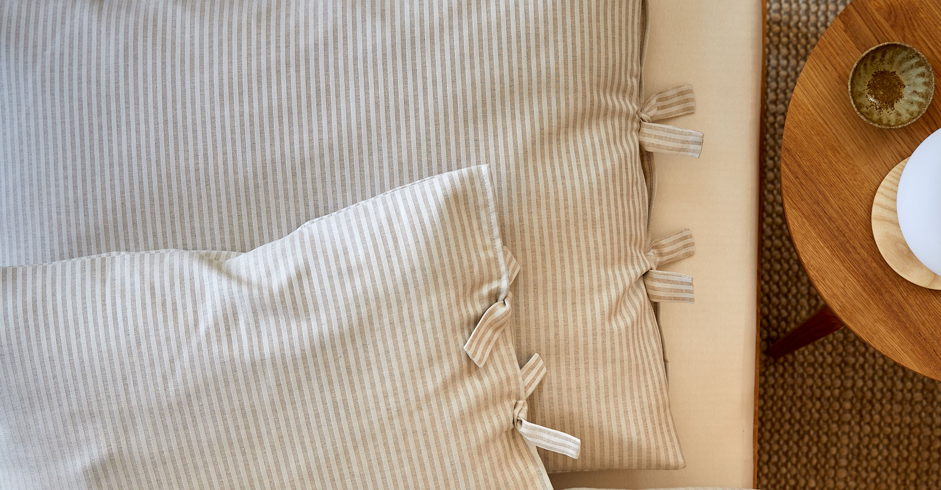 Kissenbezüge mit Streifenmuster auf einer Matratze in einem Schlafzimmer