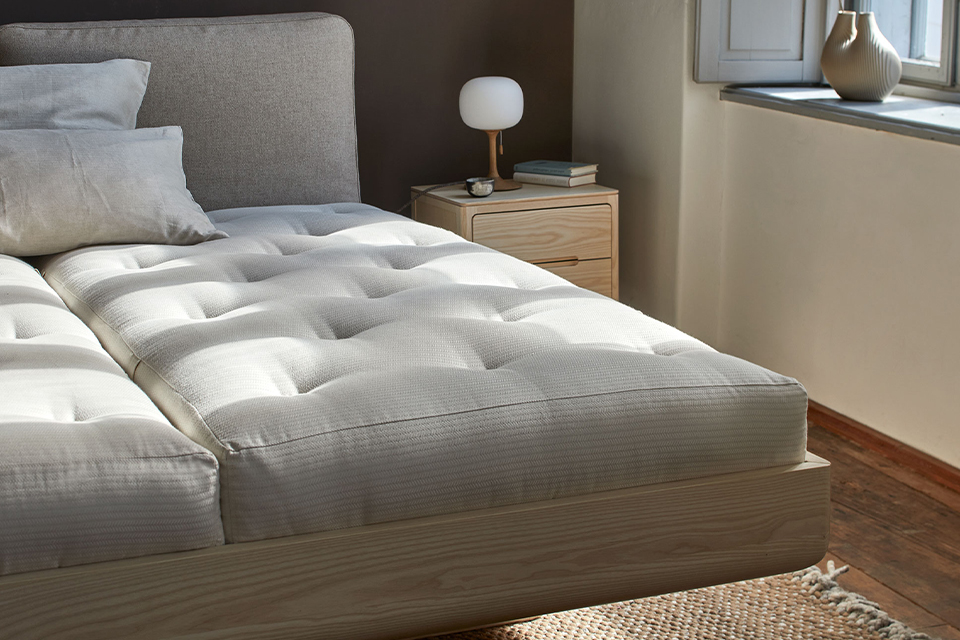 Bett Almara mit 2 hochwertigen Naturmatratzen