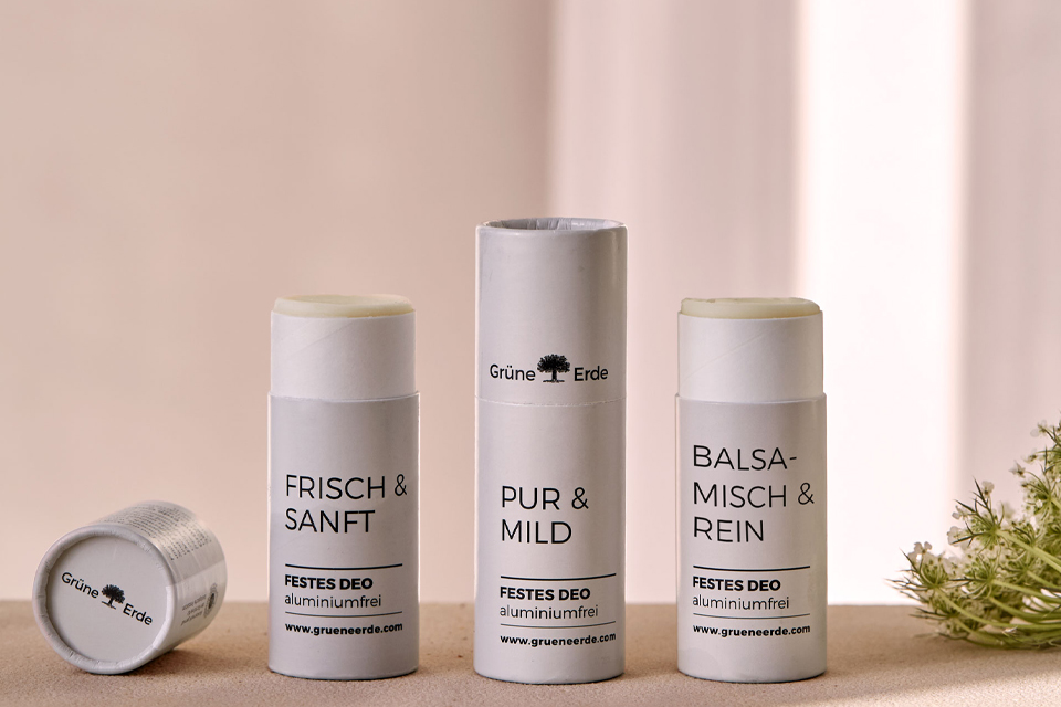 Drei feste Deos in grauen Verpackungen nebeneinander