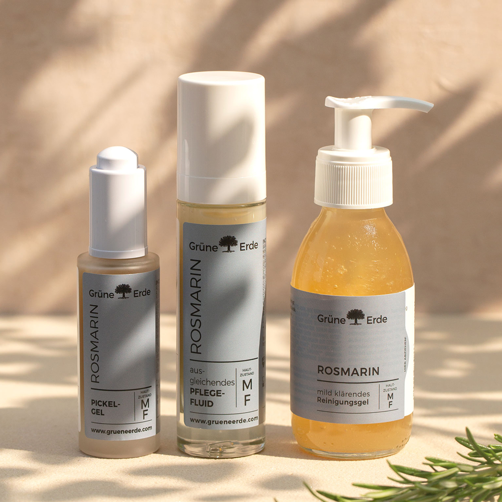 Gesichtspflegeserie Rosmarin aufgereiht auf natürlichem Untergrund