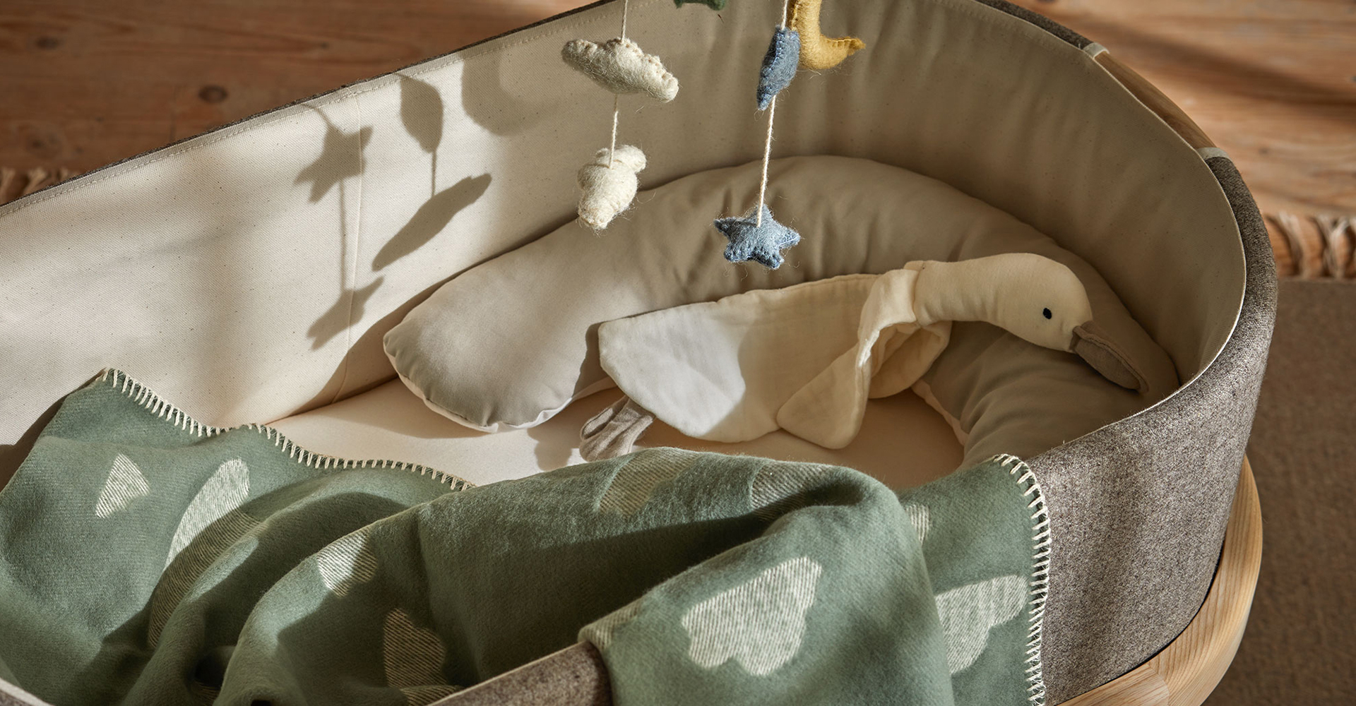 Babywiege mit Kuscheldecke und Kuscheltieren