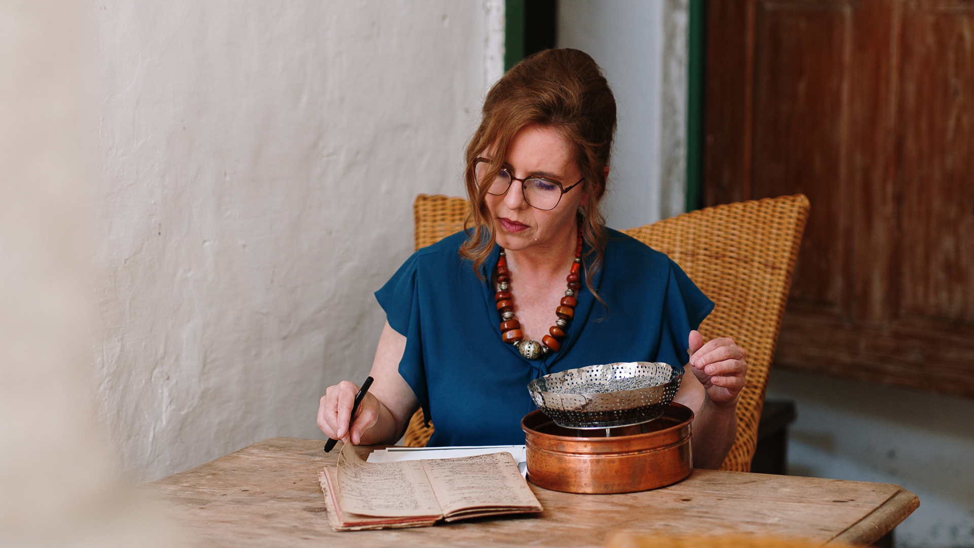 Frau schreibt etwas in ein Buch