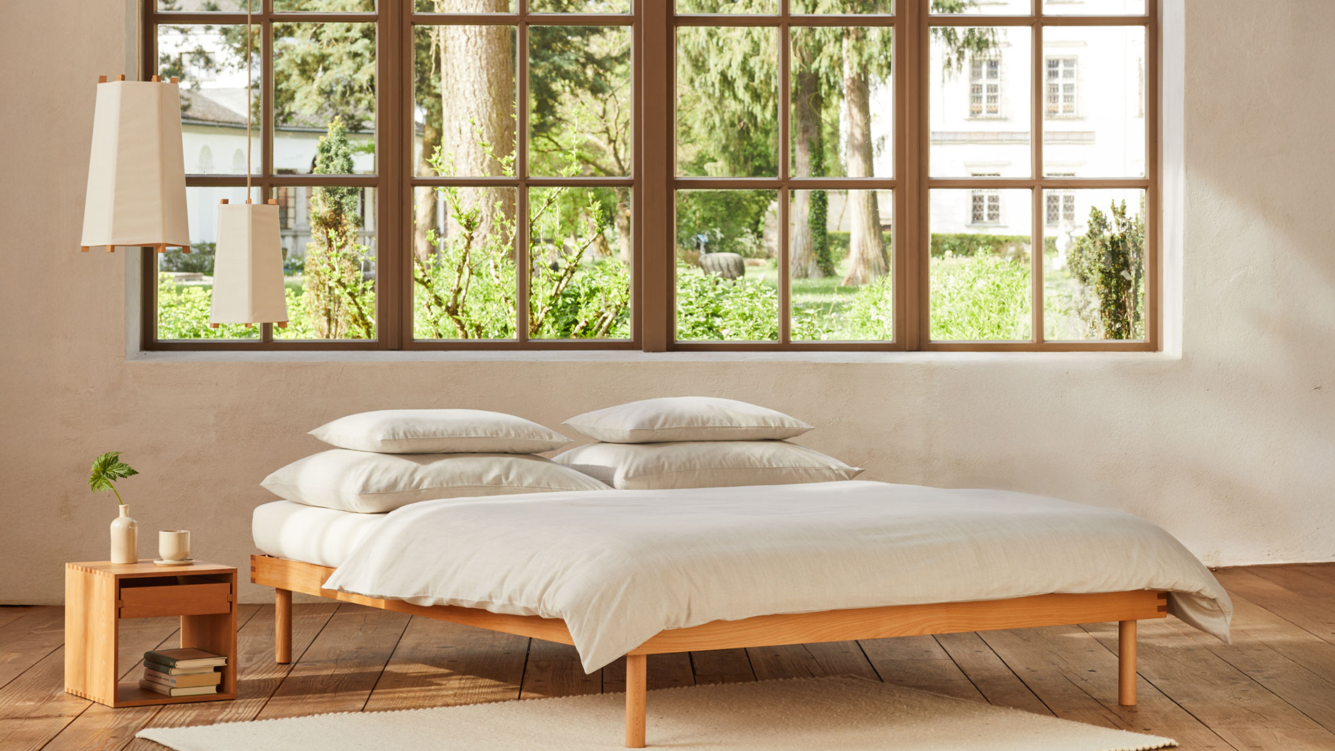 Massivholz Doppelbett Pur ohne Betthaupt mit Box Jukai Pur und Hängelampen Taya im Schlafzimmer