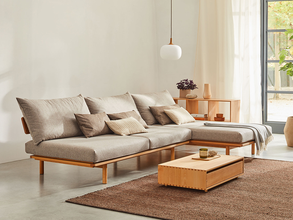 Graues Polstersofa im Wohnzimmer