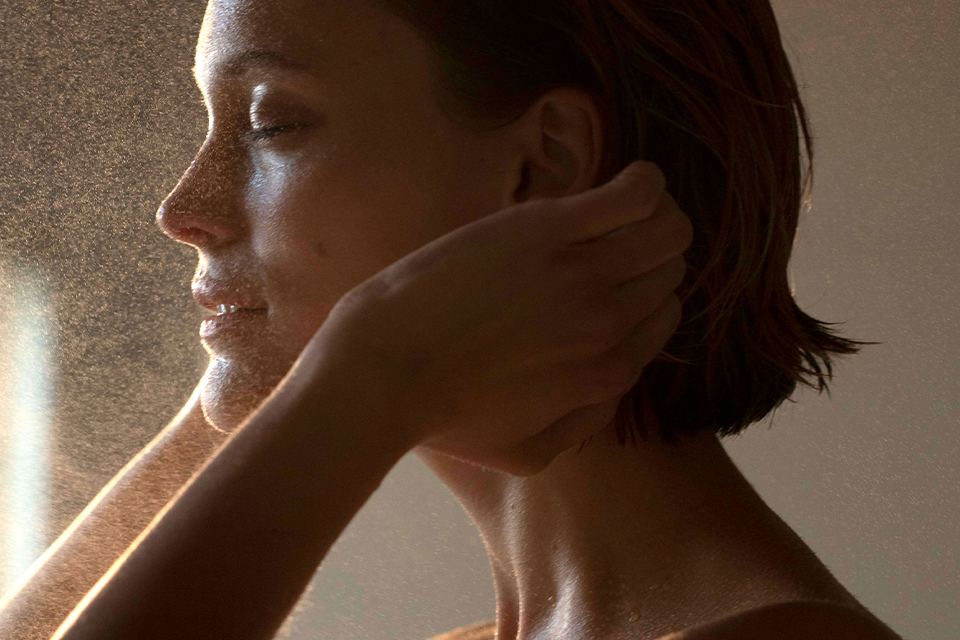 Profil einer Frau im warmen Licht mit ruhigem entspannten Ausdruck