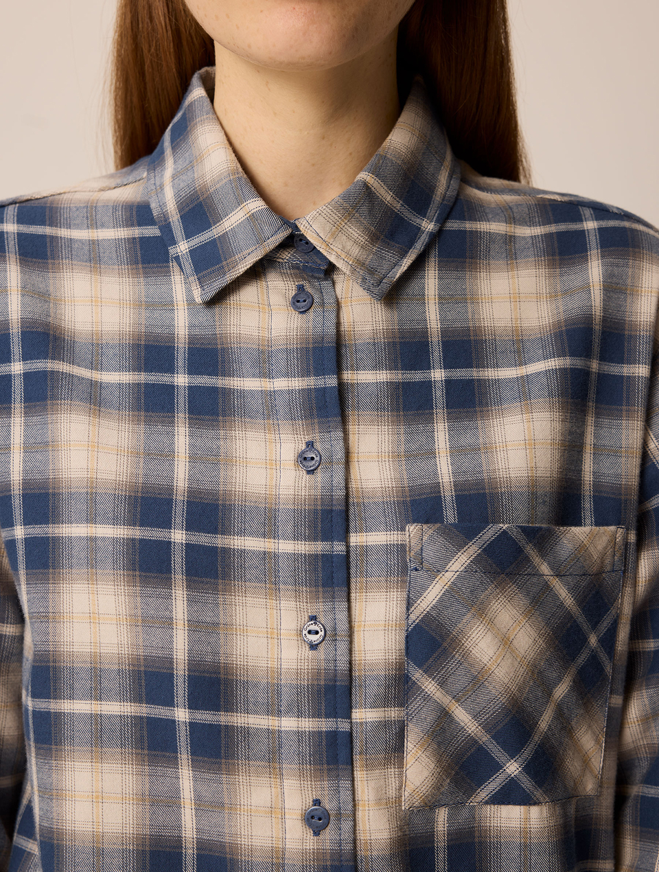 Detailbild von einer blau karierten Bluse