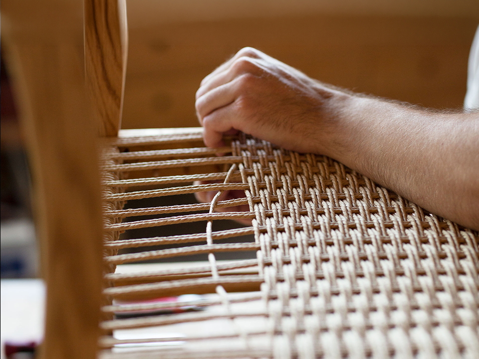 Stuhl Karim Sitzfläche wird geflochten