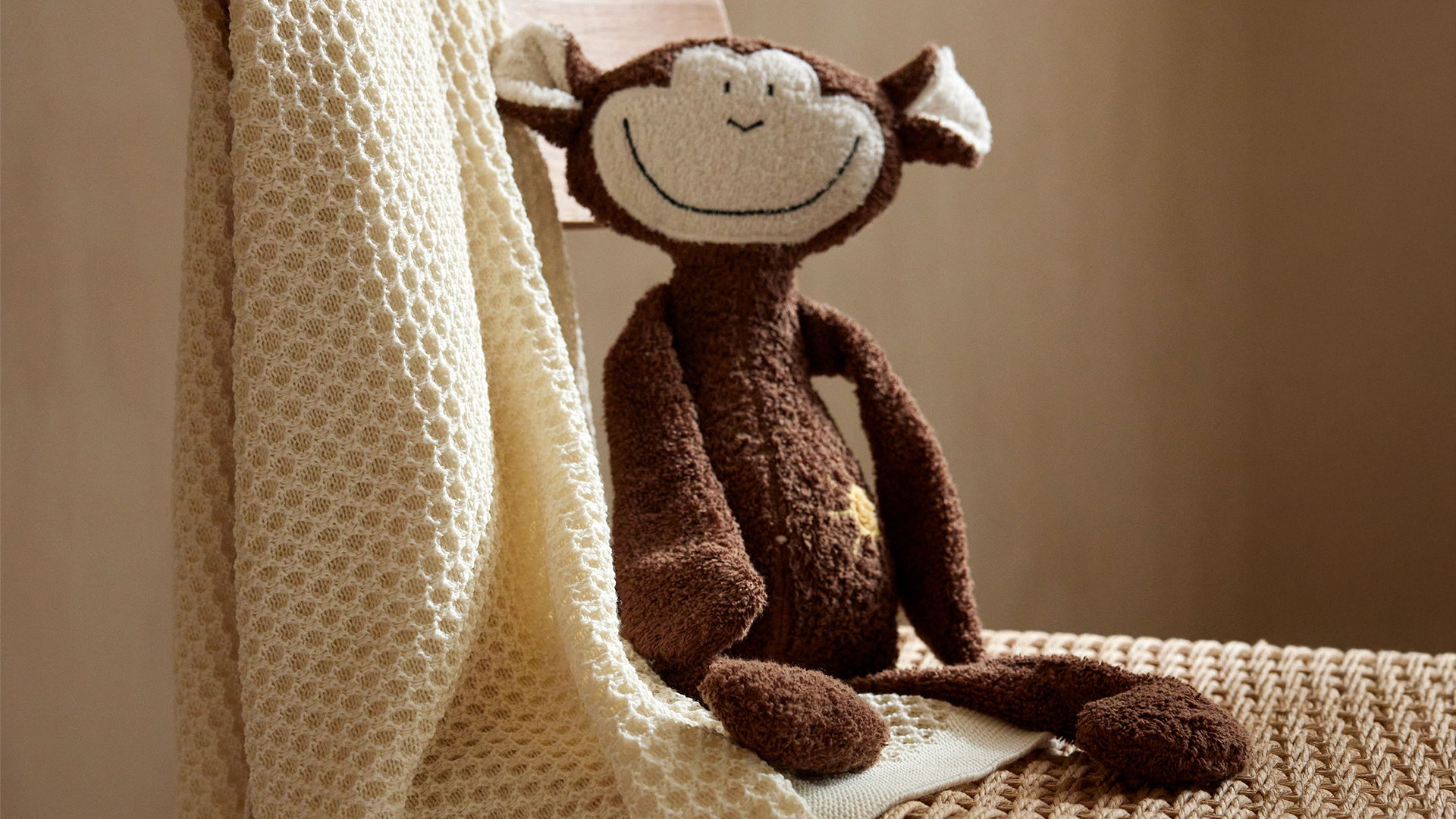 Affe Abu auf einem Stuhl sitzend