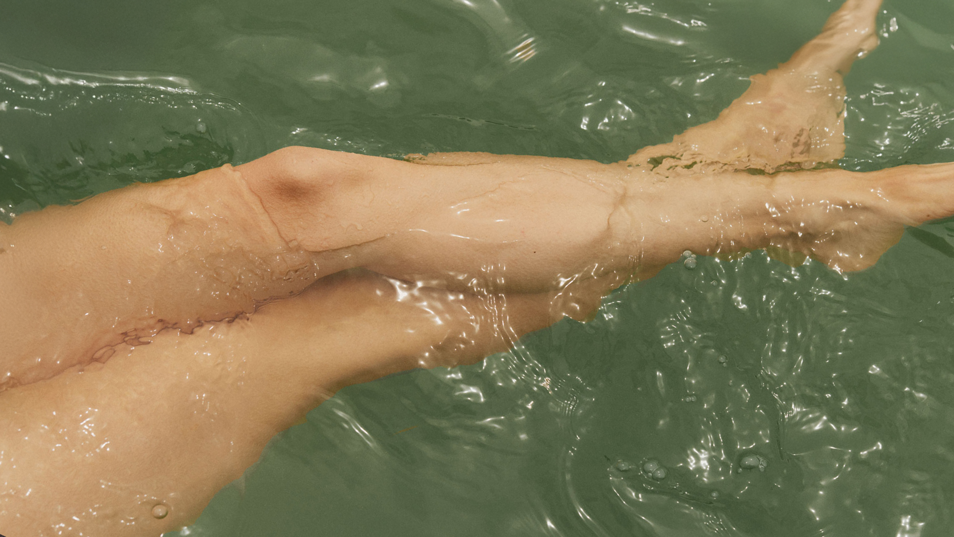 Beine im Wasser sanfte Bewegung und entspannende Atmosphäre