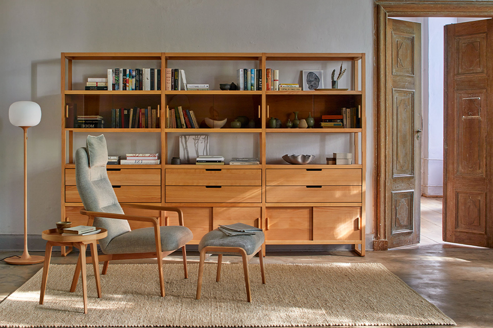 Grauer Hochlehner Ketil vor einem  Wandregal Quintum