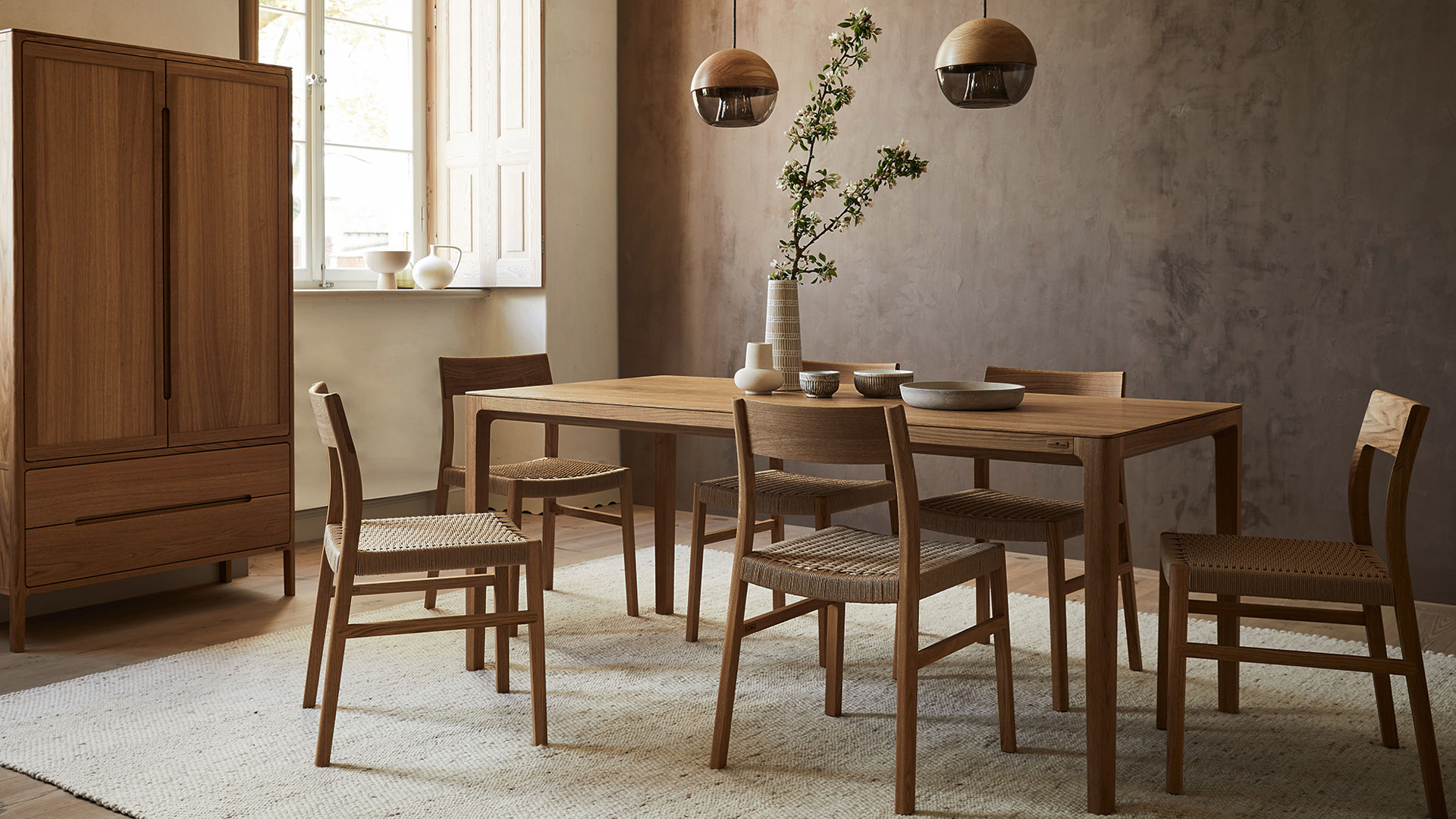 Massivholz Esszimmermöbel im Raum